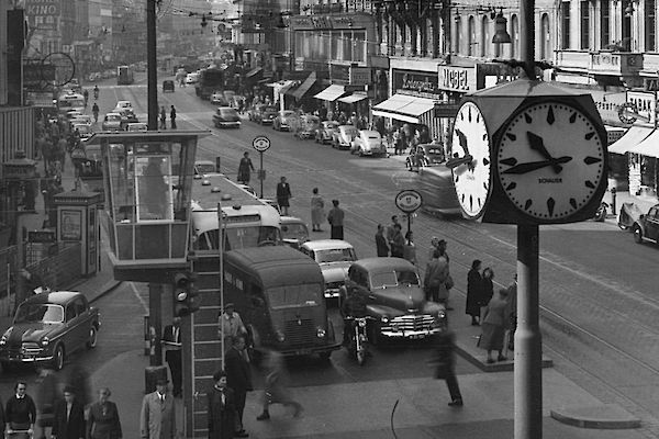 Öffentliche Uhr, Mariahilfer Straße Ecke Neubaugasse, um 1959.