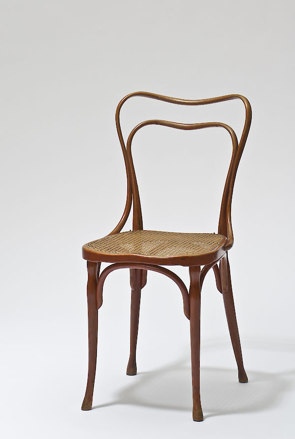 Adolf Loos: Sessel für das Café Museum in Wien, 1898. Buchenholz, z.T. gebogen, rot gebeizt; Rohrgeflecht. © MAK/Georg Mayer