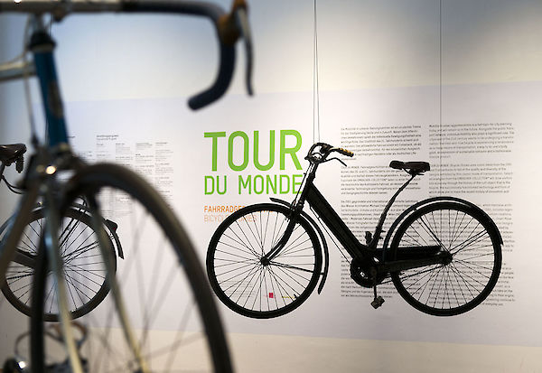 MAK-Ausstellungsansicht, 2013, TOUR DU MONDE. Fahrradgeschichten © MAK/Katrin Wißkirchen